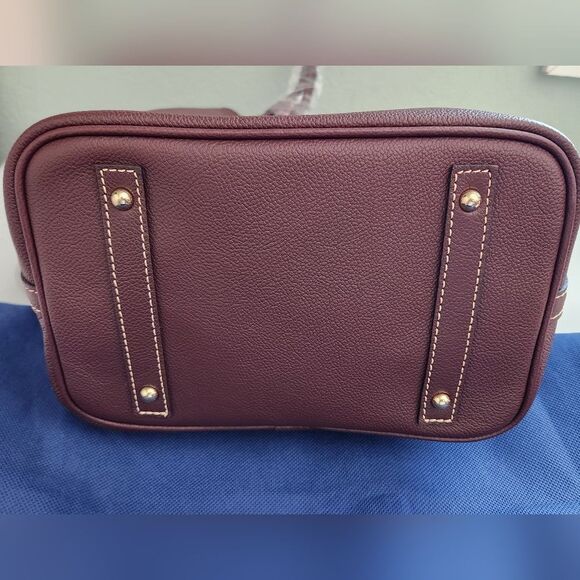 NWOT Dooney & Bourke Saffiano Drawstring Leather Shoulder Bag In Wine - Picture 4 of 10